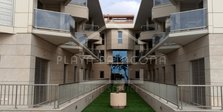 Fachada urbanización de lujo frente al mar