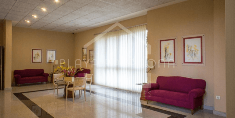 Recepción-hall en residencial de lujo