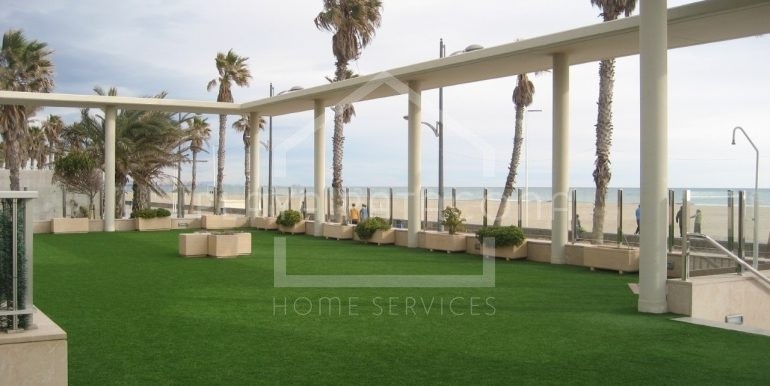 Amplio jardín con vistas al mar